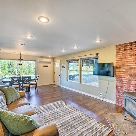 Dreamy Riverside Cabin With Fireplace And Grill Concrete 외부 사진